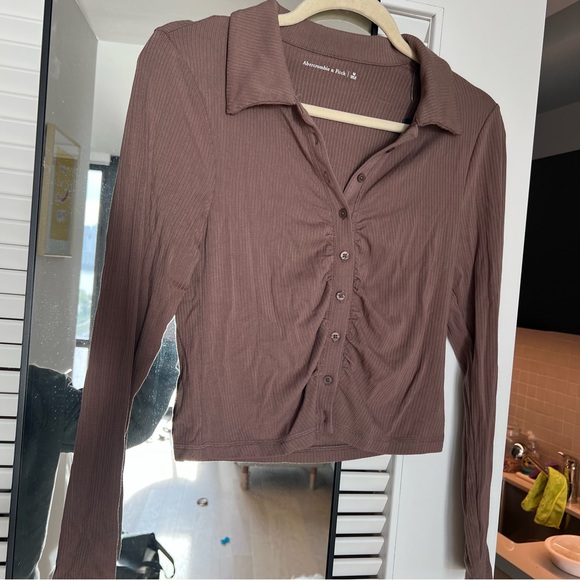 Abercrombie and Fitch ruched long sleeve button top - Picture 1 of 5
